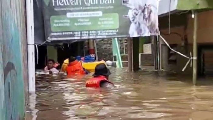 Banjir Rendam Kebon Pala, Ketinggian Air Capai 1,75 Meter