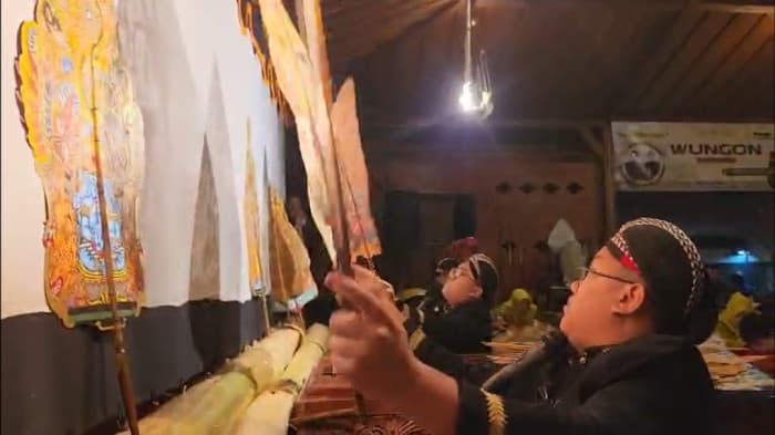 Dalang Kembar Pentaskan “Jarasandha Leno” di Semarang