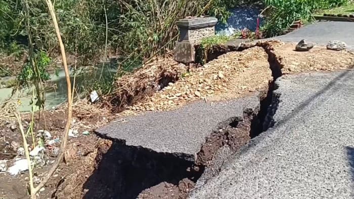 Pemkab Jembrana Fokus Perbaiki Jalan Rusak Pascabanjir